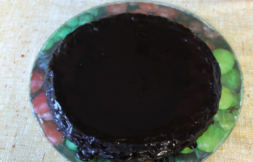 1. Этап. Шоколадный чизкейк в домашних условиях: Поливаем чизкейк шоколадной глазурью.