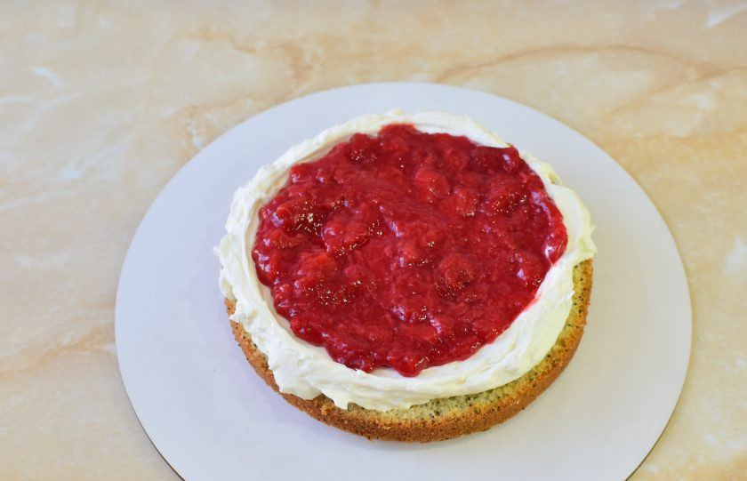 1. Этап. Клубнично-маковый торт: Все коржи пропитайте любым сиропом или водой. Прослоите кремом и клубничной начинкой.