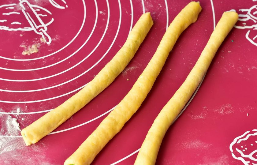 1. Этап. Печенье Карандаши: Теперь соедините края и каждый раскатайте так, чтобы получились полоски с цветным тестом внутри.