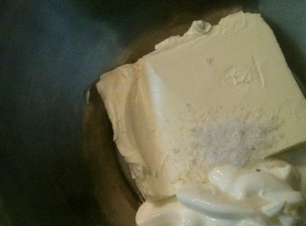 1. Этап. Быстрый луковый пирог: 1. Перед тем как приготовить быстрый луковый пирог, замесите тесто. Для этого в миску выложите мягкое масло, сметану. Посолите. Все тщательно перемешайте до однородности.