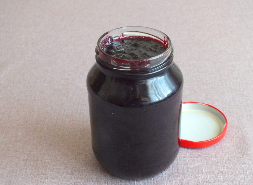 1. Этап. Варенье из черноплодной рябины с апельсином: Перелейте горячее варенье в чистую, сухую банку. Закройте крышкой и уберите в темное место на хранение.