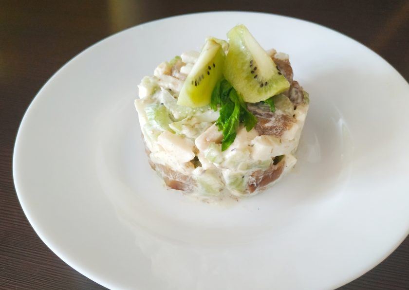 1. Этап. Салат с грибами и яблоками: При подаче украсьте веточкой зелени и кусочками киви. Приятного аппетита!