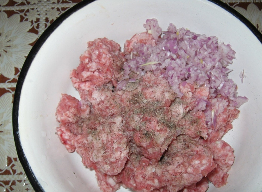 1. Этап. Котлеты с рисом в духовке: Теперь смешайте фарш с луком. Посолите и поперчите.