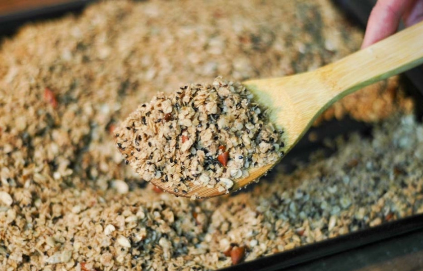 1. Этап. Диетическая гранола: Высыпьте полученную смесь на противень. Пеките в разогретой на 200 градусов духовке 15-20 минут, пока овсянка не начнёт румяниться.