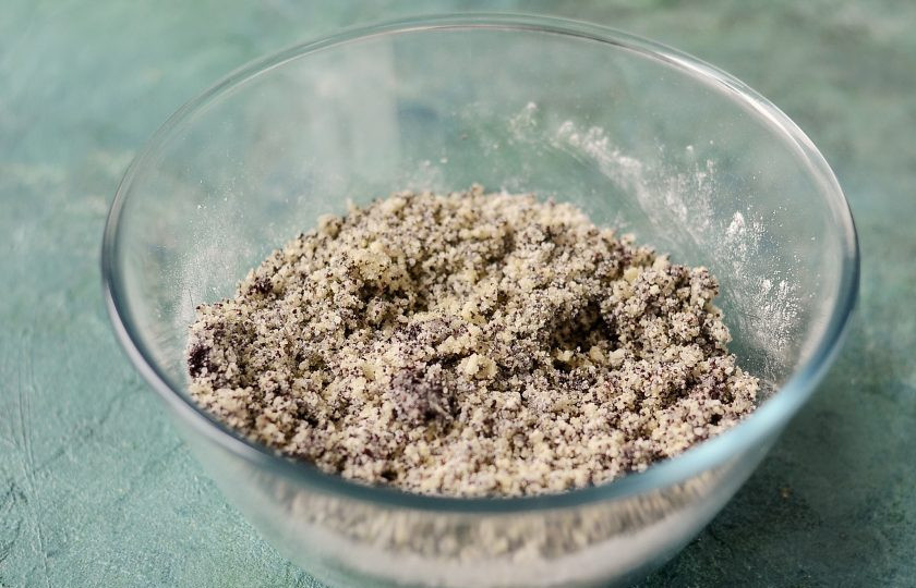 1. Этап. Постный пирог с маком и апельсином: В другой миске смешайте муку, манку, соду и разрыхлитель. Потом добавьте сахар и мак.