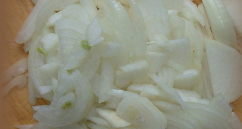 1. Этап. Минтай тушеный в майонезе: Лук нарезаем полукольцами.