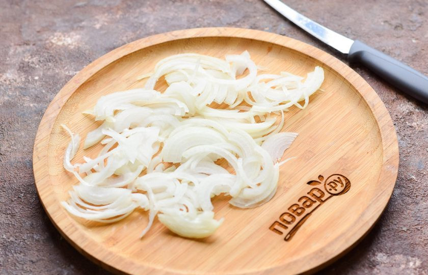 1. Этап. Салат из говядины с огурцом: Репчатый лук очистите, сполосните и просушите. Нарежьте лук тонкими полукольцами.