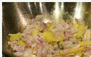 1. Этап. Классическое куриное карри: Нагреть масло в сковороде и обжарьте лук, имбирь и чеснок, пока лук не станет мягким.