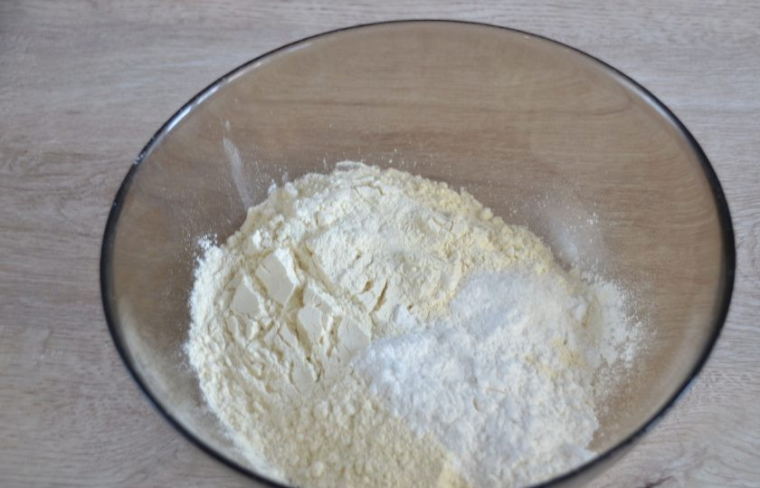 1. Этап. Тыквенный пай: Пока запекается тыква, приготовьте тесто, для этого смешайте муку, сахарную пудру, щепотку соли.