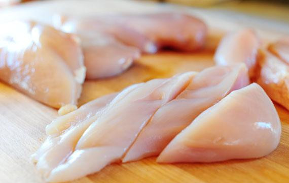 1. Этап. Маринованные куриные грудки с медовым соусом: 1. Нарезать куриные грудки толстыми полосками по диагонали.