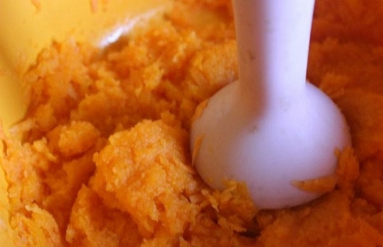 1. Этап. Морковный пирог на кефире: 2. С помощью погружного блендера измельчите до состояния однородного пюре, тогда пирог будет более нежным.