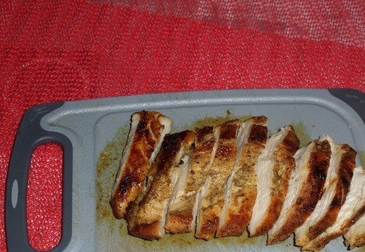 1. Этап. Кукурузно-морковный суп с курицей: Куриное мясо нарезаем.