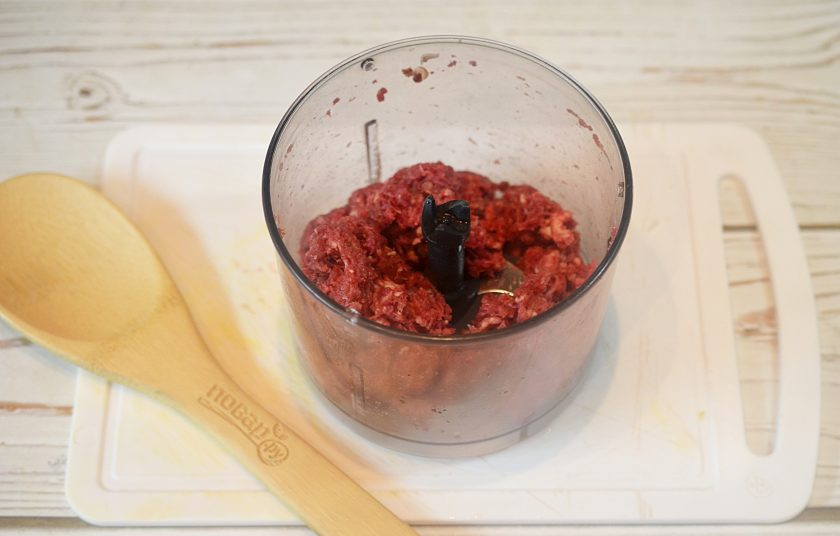 1. Этап. Говядина с чили: 1. Подготовьте фарш. Я отдаю предпочтение домашнему.