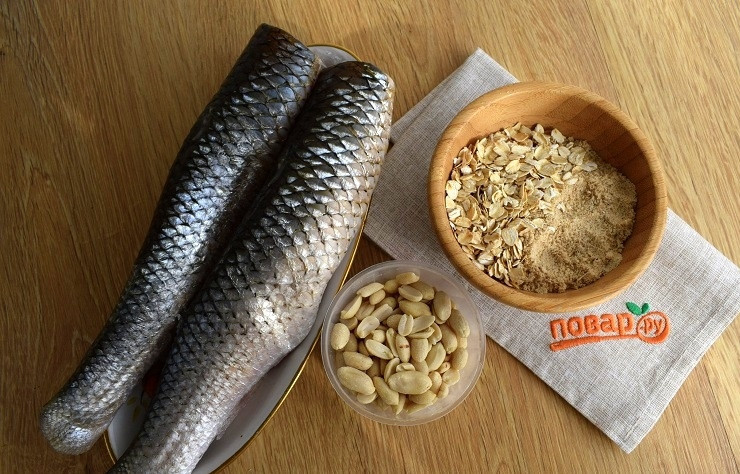 1. Этап. Запеченная рыба под хрустящей корочкой: Подготовьте необходимые продукты. Духовку разогрейте до 200°C. Свежую рыбу очистите от чешуи, удалите плавники, выпотрошите, промойте под холодной водой и обсушите. Если берете уже очищенный арахис, то промойте его в воде и просушите. Хлопья слегка перетрите рукой.