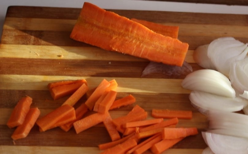 1. Этап. Кролик в сметанном соусе в мультиварке: Морковь и лук почистите. Лук нарежьте полукольцами, морковь - соломкой.