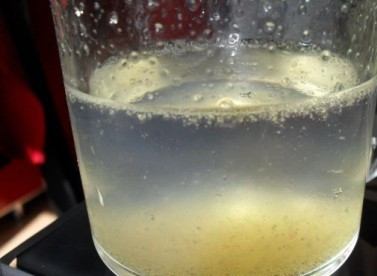 1. Этап. Смородиновый мусс: Желатин замачиваем в теплой кипяченой воде, пусть набухает.