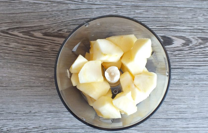 1. Этап. Пышки с яблоками: Яблоки очистите от кожуры и семенной коробочки. Нарежьте и переложите в чашу блендера. Добавьте воду.