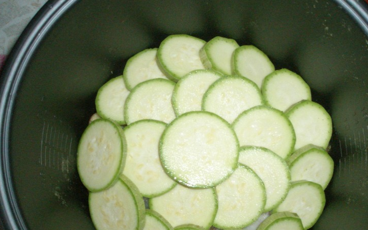 1. Этап. Пангасиус с картошкой в мультиварке: Выкладываем кабачок, порезанный кружочками. Солим.