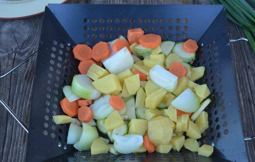 1. Этап. Салат из овощей на мангале: Овощи выложите в сковороду-гриль.