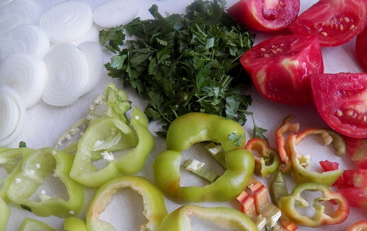 1. Этап. Салат из помидоров с перцем на зиму: Очищаем овощи от семян, шелухи и хвостиков. Нарезаем перец и лук колечками, а помидоры — дольками.