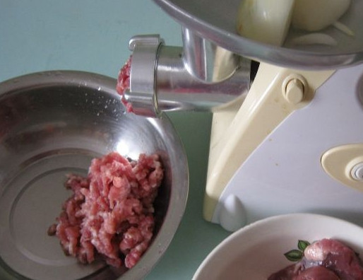 1. Этап. Мясо для пельменей: 1. Выберите мясо для фарша. Для этого возьмите мякоть говядины и свинины. Затем мясо тщательно помойте. Срежьте пленки (обычно их много на говядине). Нарежьте мясо на куски, которые удобно пропускать через мясорубку. Лук очистите от шелухи. Разрежьте луковицу на несколько кусков. Измельчите свинину и говядину вместе с луком, прокрутив через мясорубку.