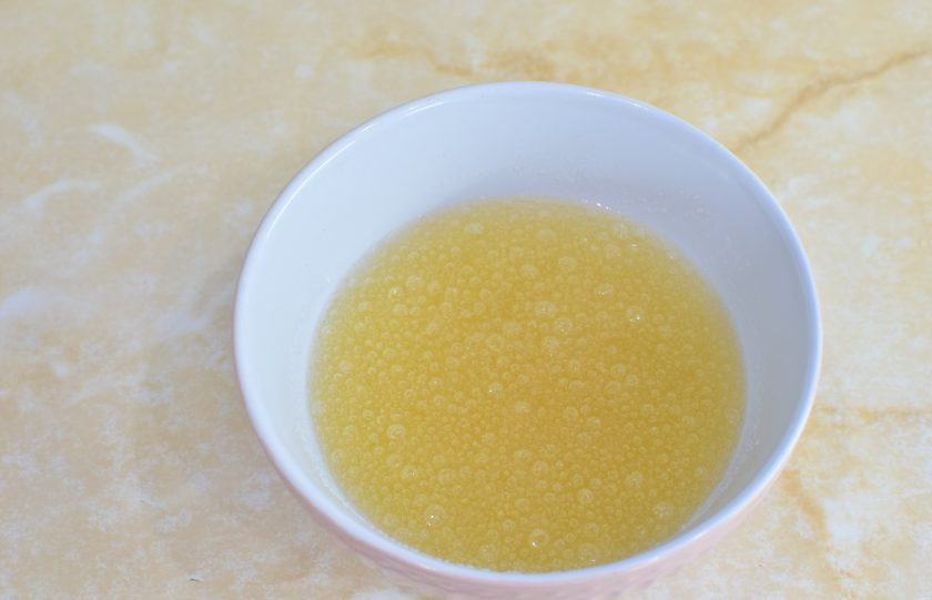 1. Этап. Заливное из курицы: Отдельно залейте желатин холодной водой и оставьте для набухания.