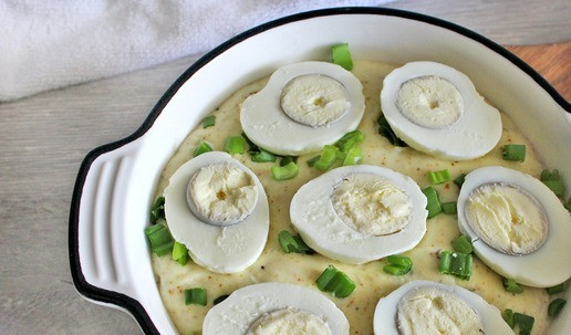 1. Этап. Яйца в сырном соусе: Половинки яиц срезом вверх разместить поверх сырного соуса, слегка утапливая в него.