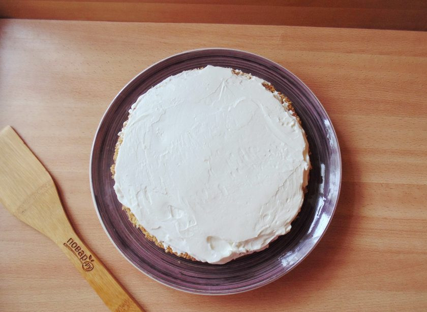 1. Этап. Торт со сливками и ананасами: Выложите корж на блюдо, пропитайте сиропом от консервированного ананаса и смажьте сливками.