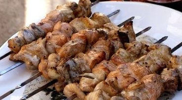 1. Этап. Шашлык из судака: Подавать горячим с салатом из свежих овощей и белым соусом.