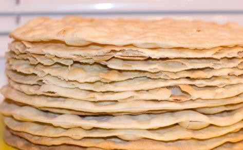 1. Этап. Слоеный торт с заварным кремом: Выкладываем испеченные коржи один на другой. Пусть остывают.