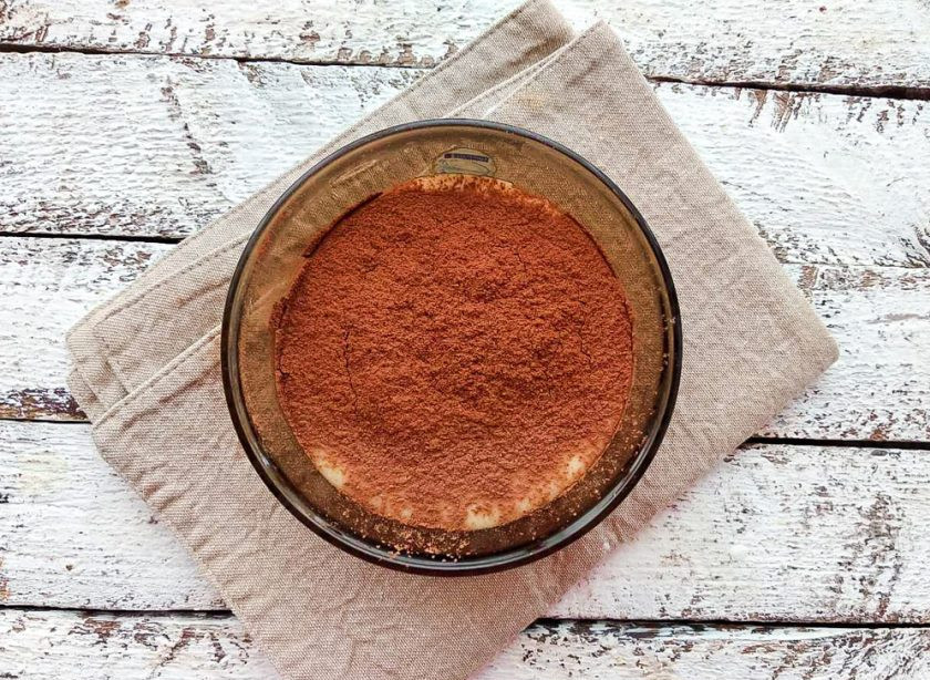 1. Этап. Двухцветные кексы: Разделите тесто на две части, в одну половину добавьте какао и хорошо перемешайте.