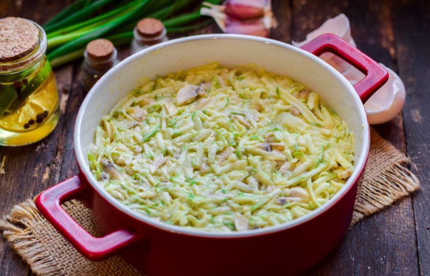 1. Этап. Запеканка из кабачков с грибами: Духовку прогрейте до 180 градусов. Форму смажьте маслом, выложите кабачки. Запекайте 25 минут. По желанию можно посыпать готовое блюдо сыром и запечь еще 7-8 минут.