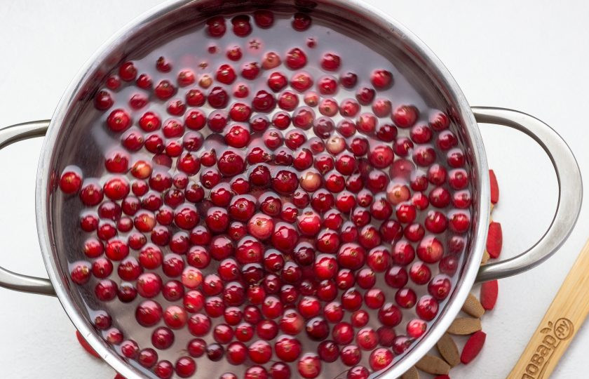 1. Этап. Компот из замороженной клюквы: Затем добавьте клюкву. После закипания убавьте огонь и варите под крышкой 5 минут. Настоятельно рекомендую именно под крышкой, т.к. ягоды начинают лопаться и брызгать сок во все стороны.