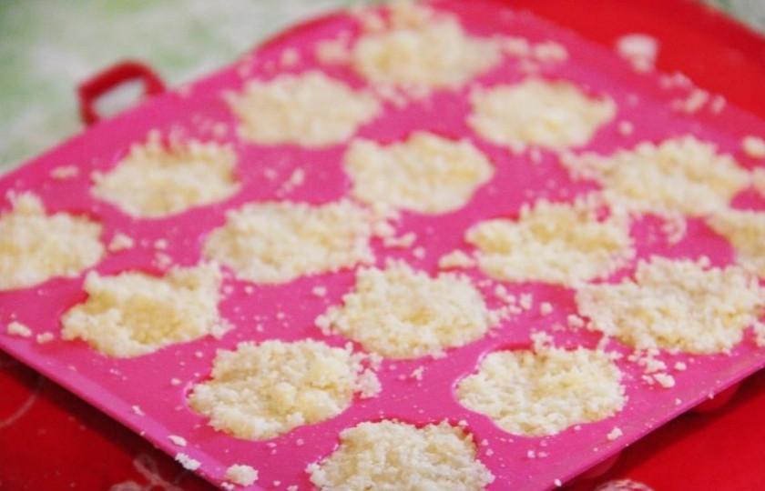 1. Этап. Индийская сладость Бурфи: Формировать конфеты можно руками, скатывая небольшие шарики или придавая им другую форму. Я использую формочки для конфет, заполняя их массой и хорошо утрамбовывая. Затем нужно, чтобы конфеты застыли. Поставьте их в холодильник на 3-4 часа - и ваше индийское лакомство готово.