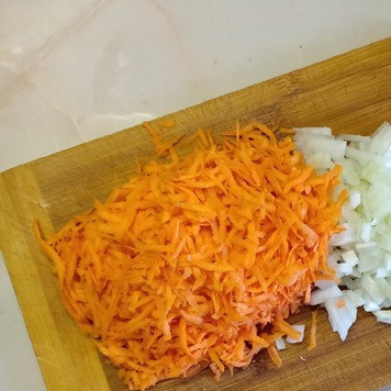 1. Этап. Ёжики: Морковь натереть на крупной терке. Вторую головку лука измельчить, соединить с морковью и обжарить на растительном масле до готовности. Затем добавить муку, перемешать и пассеровать еще 1мин, затем влить томатно-сметанную смесь, посолить и поперчить по вкусу, дать соусу закипеть и снять с огня.