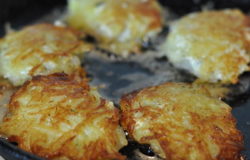 1. Этап. Рыба в картофельной корочке: Жарьте минут по 5 с каждой стороны, до золотистой корочки.