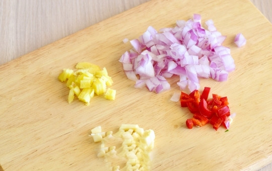 1. Этап. Асам Лакса: Подготовьте ингредиенты для приготовления супа 