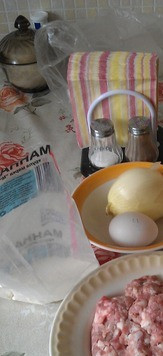 1. Этап. Котлеты Любимые: На крупной решётке мясорубки перекручиваем говядину и свинину. Тщательно перемешиваем и отбиваем фарш, добавляем манную крупу, сырое куриное яйцо, очень мелко нарезанный лук и соль по вкусу. Хлеб без верхней корочки замачиваем в теплой кипяченой воде, отжимаем, добавляем в фарш и хорошо перемешиваем.