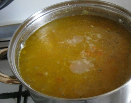 1. Этап. Суп крестьянский: 8. Овощи со сковороды добавить в суп. Посолить и поперчить по вкусу. Варить еще около 10 минут.