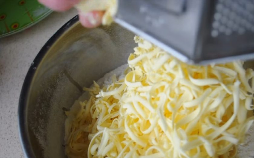 1. Этап. Слоеные пирожки с вишней на пиве: 1. В муку натрите на крупной терке маргарин, перетрите все руками в крошку. Добавьте пиво, замесите ложкой тесто. Когда оно перестанет липнуть к рукам, поставьте его на 2 часа в холодильник.