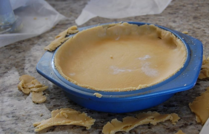 1. Этап. Тосканский чизкейк: 5. Выложите в форму корж, уложите его на дно и аккуратно срежьте края.