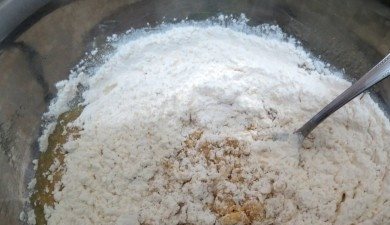 1. Этап. Овсяное печенье с медом: В овсяную смесь теперь добавьте сметану, изюм, мёд и муку.