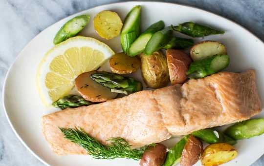 1. Этап. Рецепт семги в духовке с картошкой: Подавайте семгу с картошкой, украсив веточкой укропа и долькой лимона.