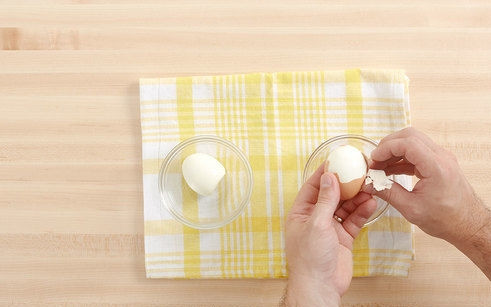 1. Этап. Салат из картофеля и яиц: 5. Яйца отвариваю в течение 5-7 минут после закипания, затем охлаждаю под холодной водой и очищаю от скорлупы, нарезаю яйца на 4 дольки.