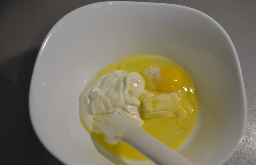 1. Этап. Перепечи с грибами: Добавьте 2 щепотки соли.