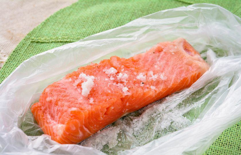 1. Этап. Семга соленая: Натрите семгу оставшимися специями со всех сторон.