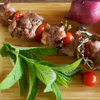 Шашлыки из ягненка с помидорами и мятой