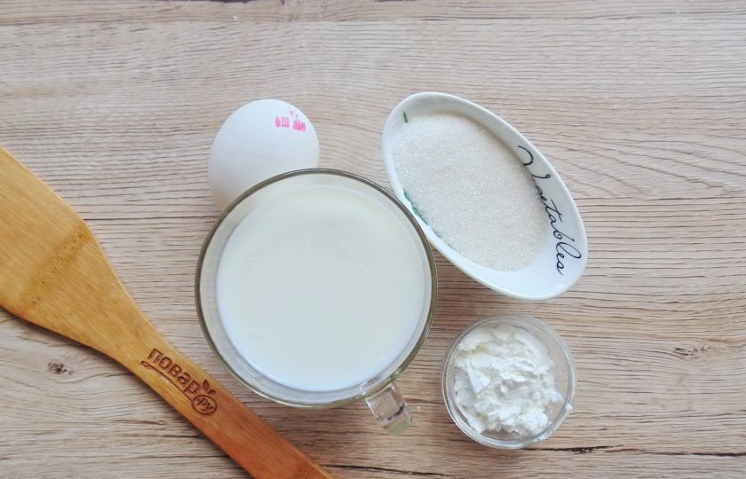 1. Этап. Молочный пудинг с крахмалом: Возьмите ингредиенты для приготовления пудинга.