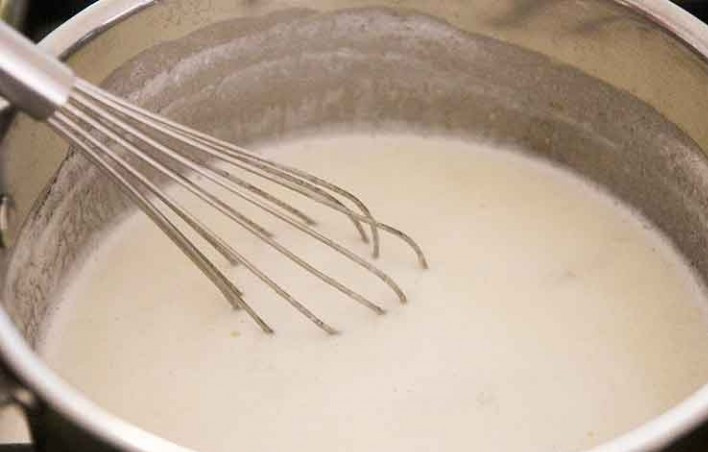 1. Этап. Хлеб из картофеля: 1. Очистите картофель, сварите его и приготовьте пюре. Должно получиться ¾ стакана пюре. Налейте два стакана молока в кастрюлю, добавьте сахар и соль, нагрейте на среднем огне пока молоко не станет пузыриться, затем снимите кастрюлю с огня. Добавьте в кастрюлю оливковое масло и пюре, тщательно перемешайте, для этого лучше использовать миксер. После того как смесь остынет и станет теплой, добавьте в кастрюлю дрожжи, 2 стакана муки и перемешайте все миксером на средней скорости в течение 4 минут.