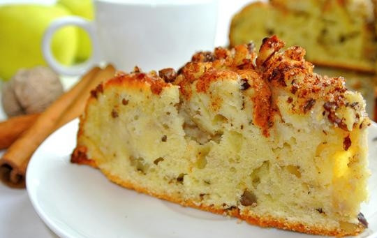 1. Этап. Пирог с яблоками и орехами: Перед подачей остудите и нарежьте готовый пирог.